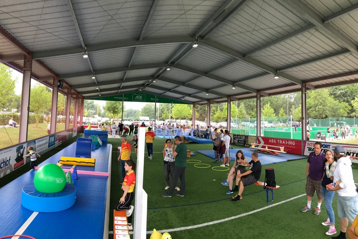 bewegungsparcour-freilufthalle Bewegungsparcour für Kinder in der McArena Freilufthalle