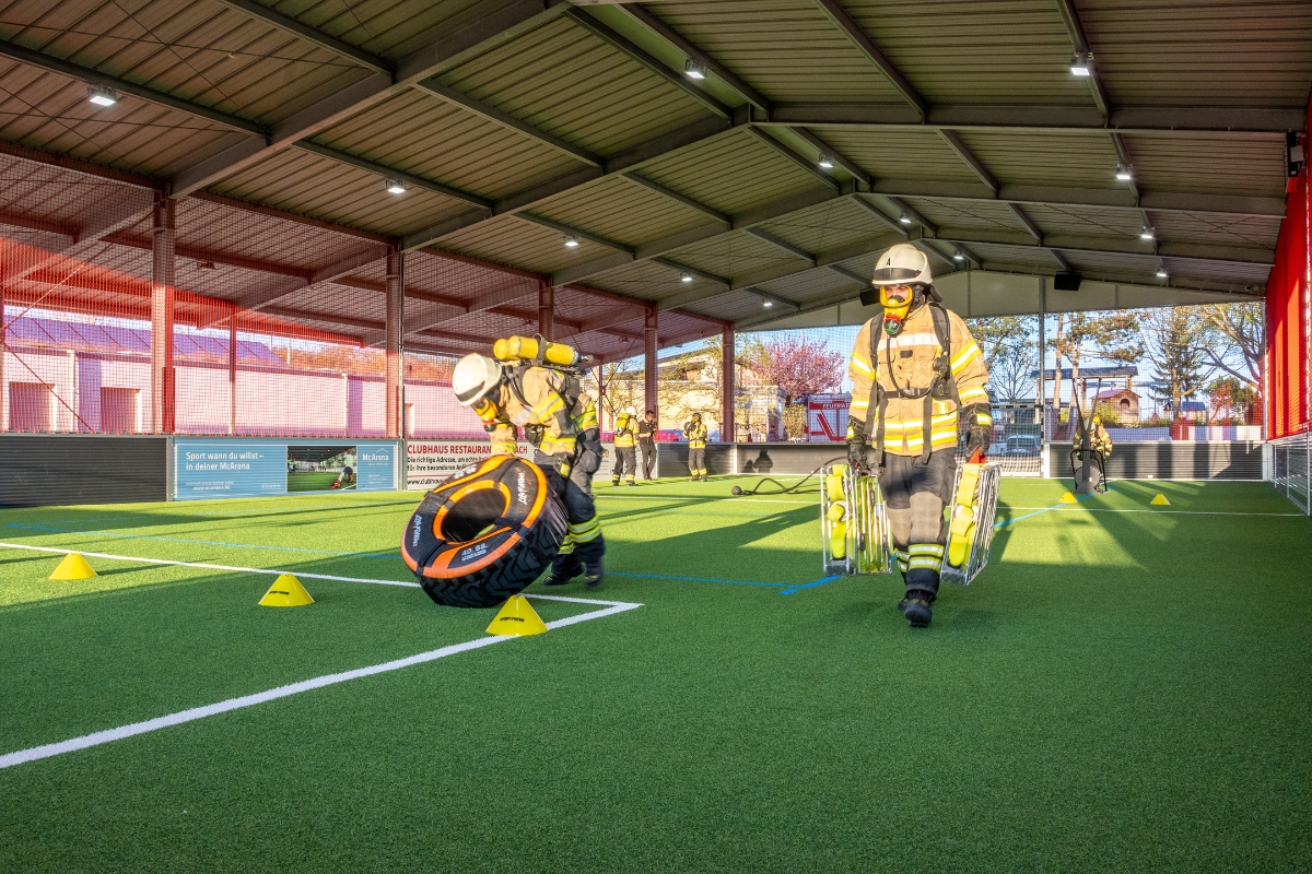 feuerwehr-training-freilufthalle Feuerwehr Belastungstraining in McArena Freilufthalle