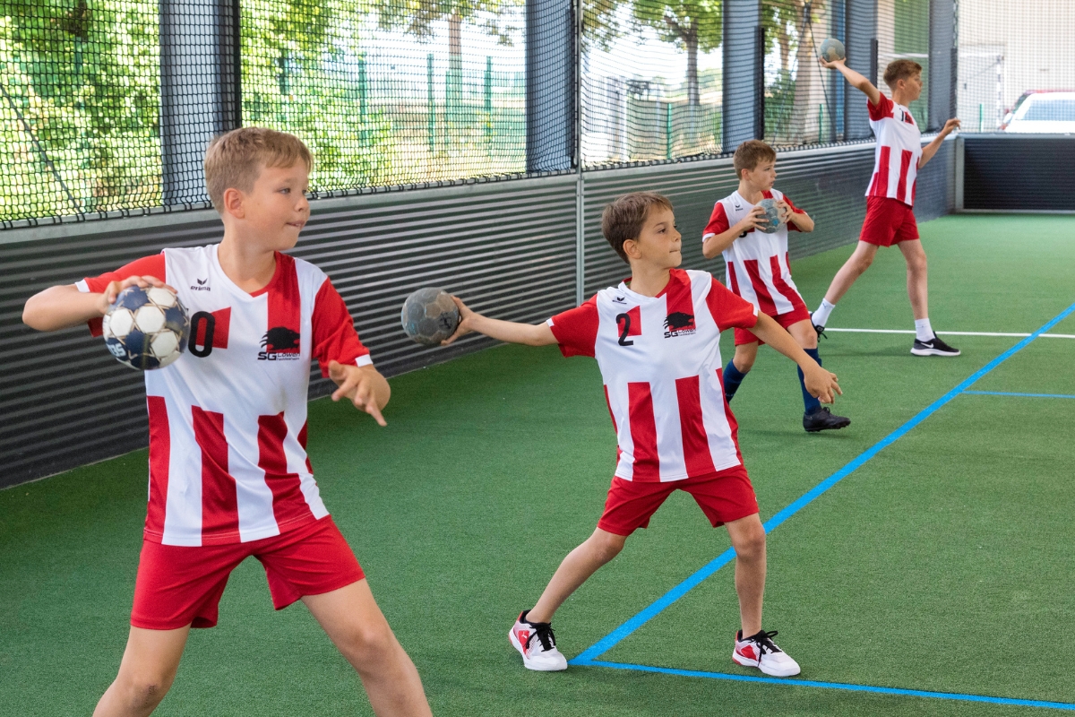 handball-freilufthalle Kinder spielen Handball in Freilufthalle