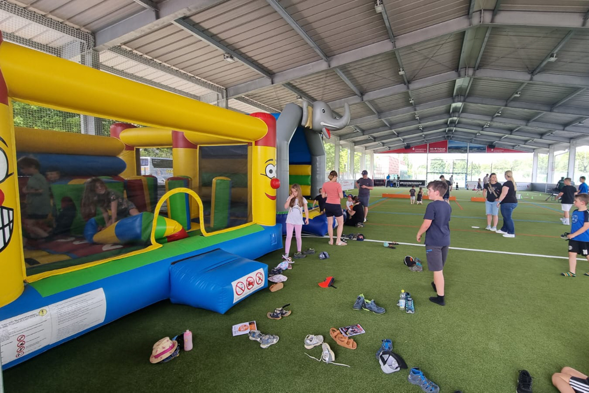 huepfburg-freilufthalle Huepfburg für Kinder in McArena Freilufthalle