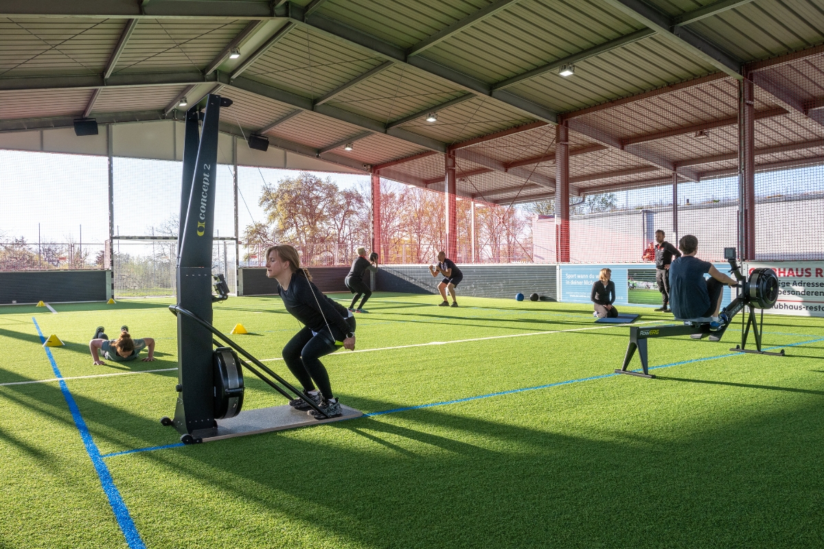 huepfburg-freilufthalle Hyrox Aufbau in der Freilufthalle