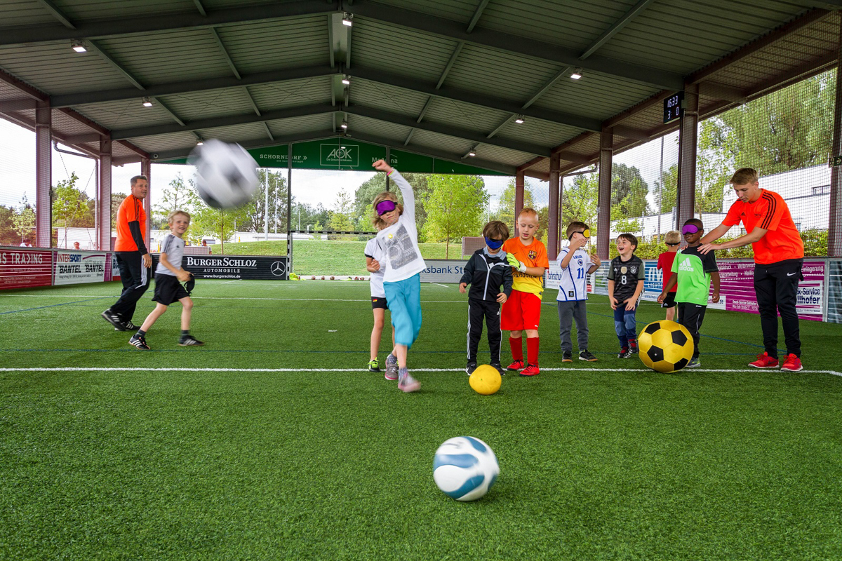 kindersport-ballschule-mcarena Kinder und Trainer einer Ballschule in der McArena