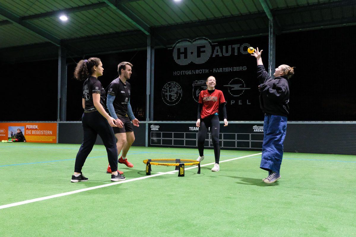 spikeball-mcarena 4 Erwachsene spielen Spikeball in der McArena