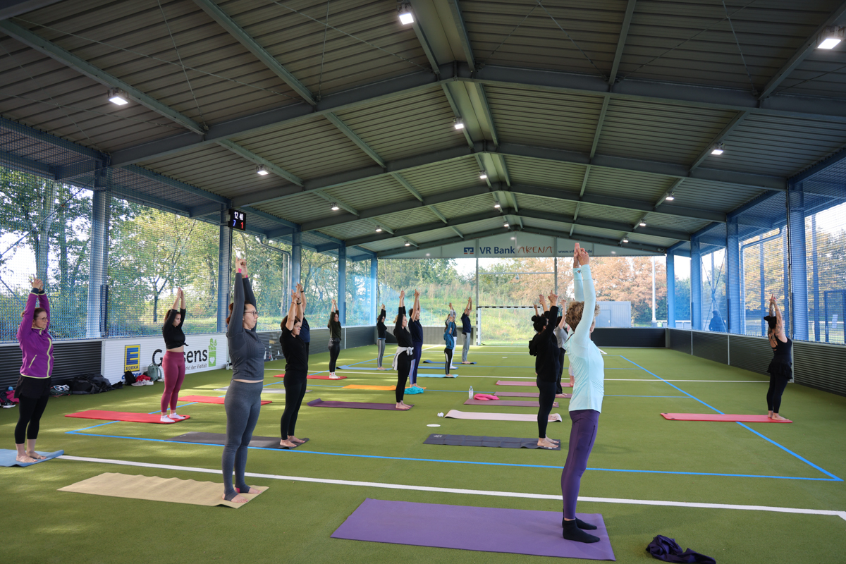 yoga-freilufthalle-mcarena Frauen machen in der Freilufthalle Yoga