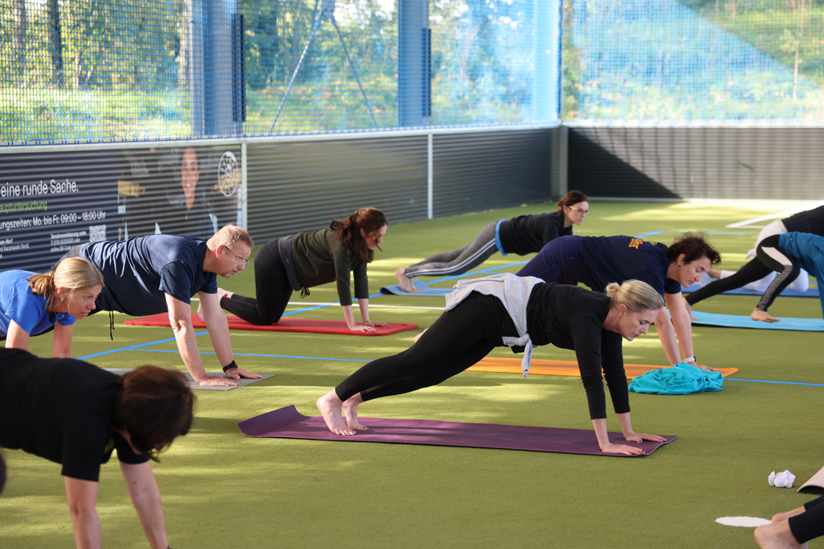 yoga-mcarena Eine Gruppe macht in der McArena Yoga