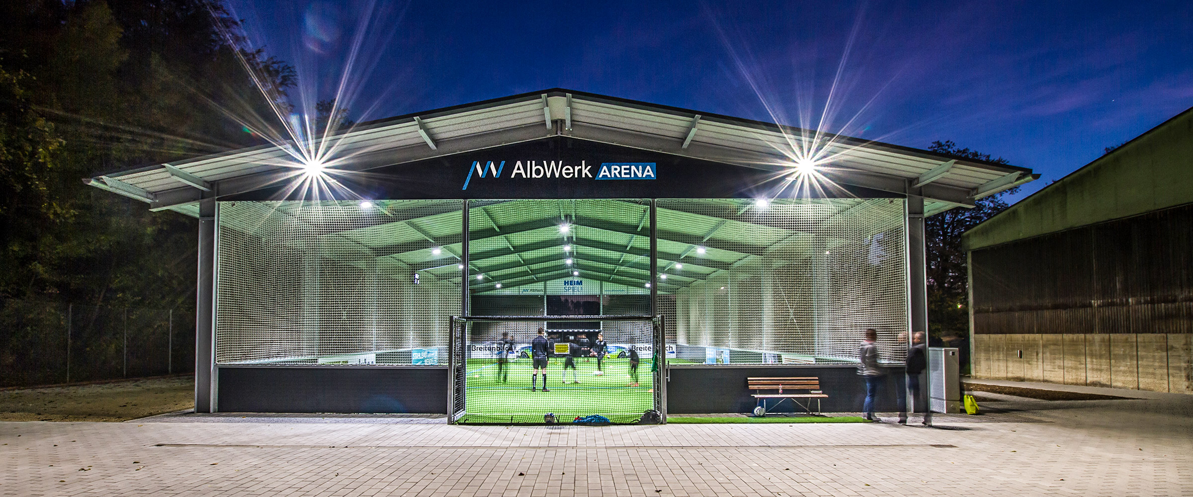 Die AlbWerk Arena Soccerhalle in Geislingen. Außenansicht der modernen Freilufthalle.